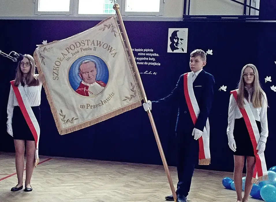 Ile waży sztandar szkolny? Poznaj typową wagę i materiały