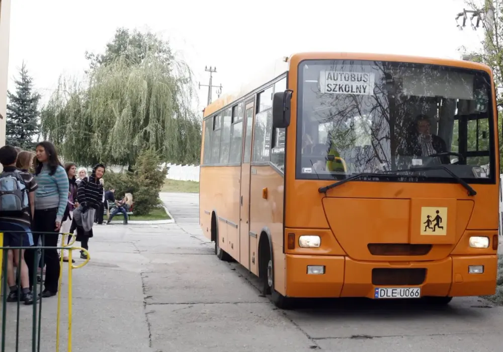 Ile jest miejsc w autobusie szkolnym? Zaskakujące różnice w pojemności
