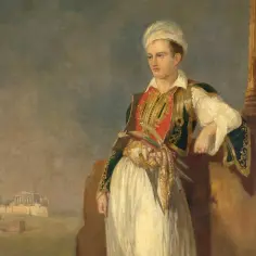 Młody mężczyzna w stroju greckim, przypominający bohatera powieści poetyckiej Byrona, stoi na tle Akropolu.