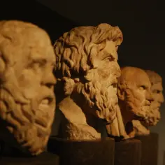 Kamienne popiersia filozofów, jakby dyskutowali o tym, decorum co to.