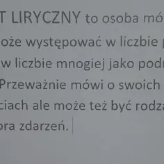 Podmiot liryczny to osoba mówiąca w wierszu, wyrażająca swoje uczucia lub przeżycia. Może występować jako "ja" lub "my".