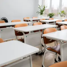 Puste ławki i krzesła w szkole podstawowej. Ile dni dyrektorskich minęło od ostatniej lekcji?