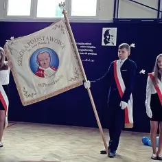 Ile waży sztandar szkolny? Poznaj typową wagę i materiały