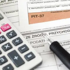 Kalkulator i formularz PIT-37. Dowiedz się, jak obliczyć podatek w Excelu, by sprawnie rozliczyć dochody.