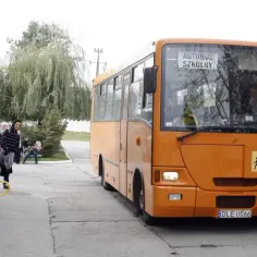 Ile jest miejsc w autobusie szkolnym? Zaskakujące różnice w pojemności