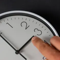 Zegar pokazuje 3:00. Ile można mieć sprawdzianów w tygodniu, gdy czas tak szybko leci?