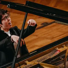 Młody pianista z pasją gra na fortepianie, jego interpretacja Chopina porusza serca.