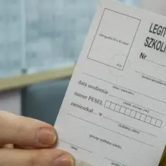Fragment polskiej legitymacji szkolnej z miejscem na zdjęcie i danymi osobowymi.