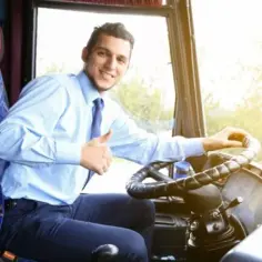 Ile zarabia kierowca autobusu szkolnego? Zarobki mogą zaskoczyć
