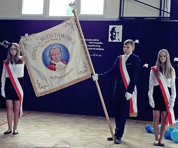 Ile waży sztandar szkolny? Poznaj typową wagę i materiały
