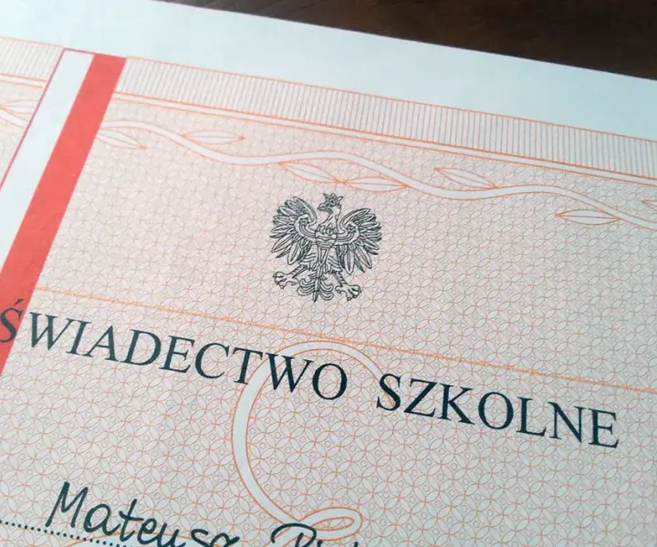 Kto podpisuje duplikat świadectwa? Poznaj ważne zasady