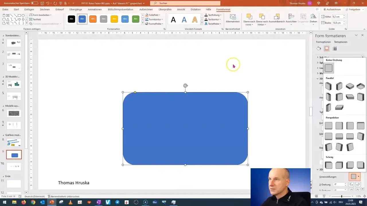 Jak stworzyć szablon PowerPoint: dodawanie i formatowanie kształtów, w tym niebieskiego prostokąta z zaokrąglonymi rogami.