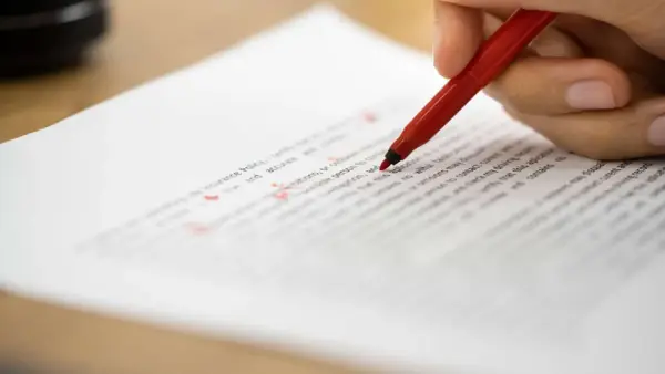 Jak usunąć sierotki w Wordzie? Szybkie metody i makra
