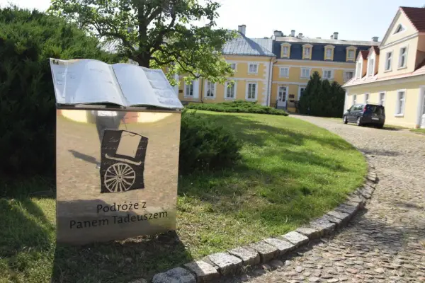 Soplicowo: Symbol Polski i jego filmowa replika w Cichowie
