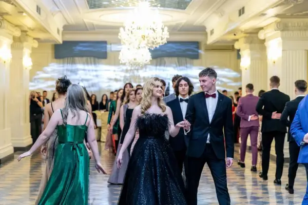 Studniówka w szkole zaocznej: Jak zorganizować bal i jakie są alternatywy?